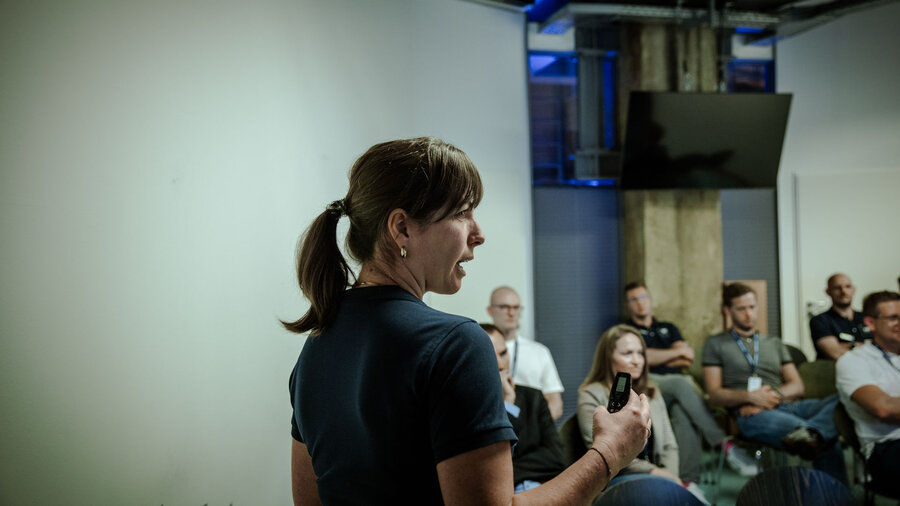 Bild aus einer Breakout-Session. Speakerin und Teilnehmer im Austausch.