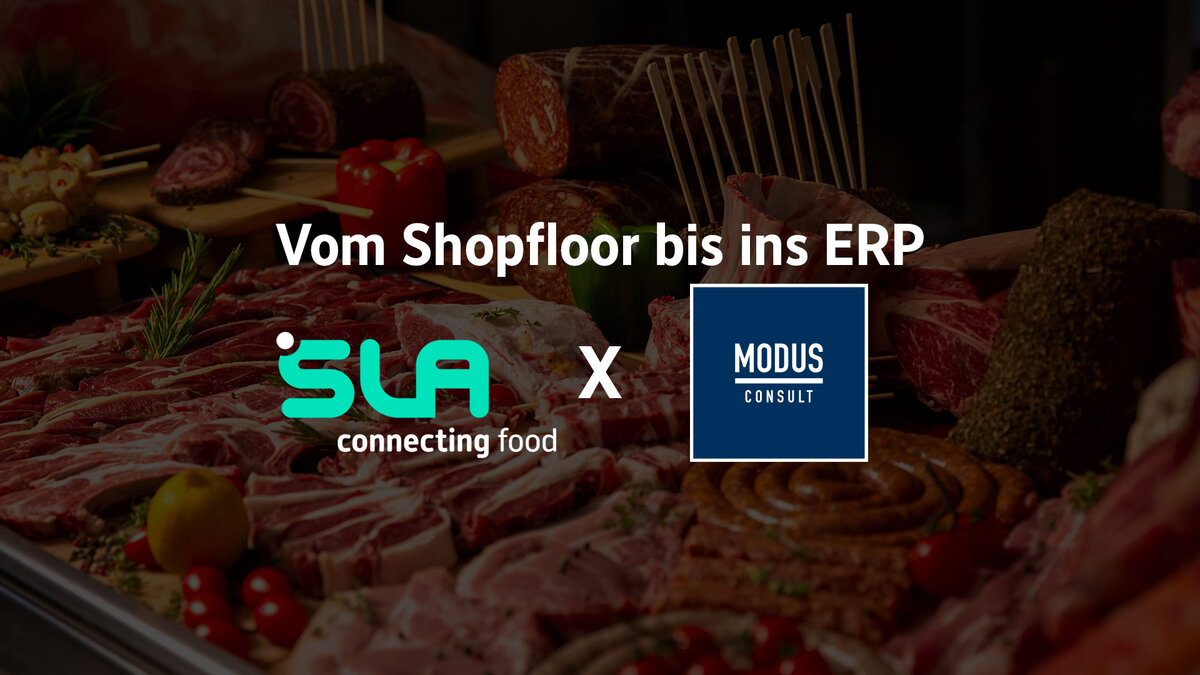 Logos von SLA und MODUS Consult auf einem dunklen Hintergrund. Hintergrundbild eine Auslage von Fleischprodukten.