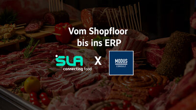 Logos von SLA und MODUS Consult auf einem dunklen Hintergrund. Hintergrundbild eine Auslage von Fleischprodukten.