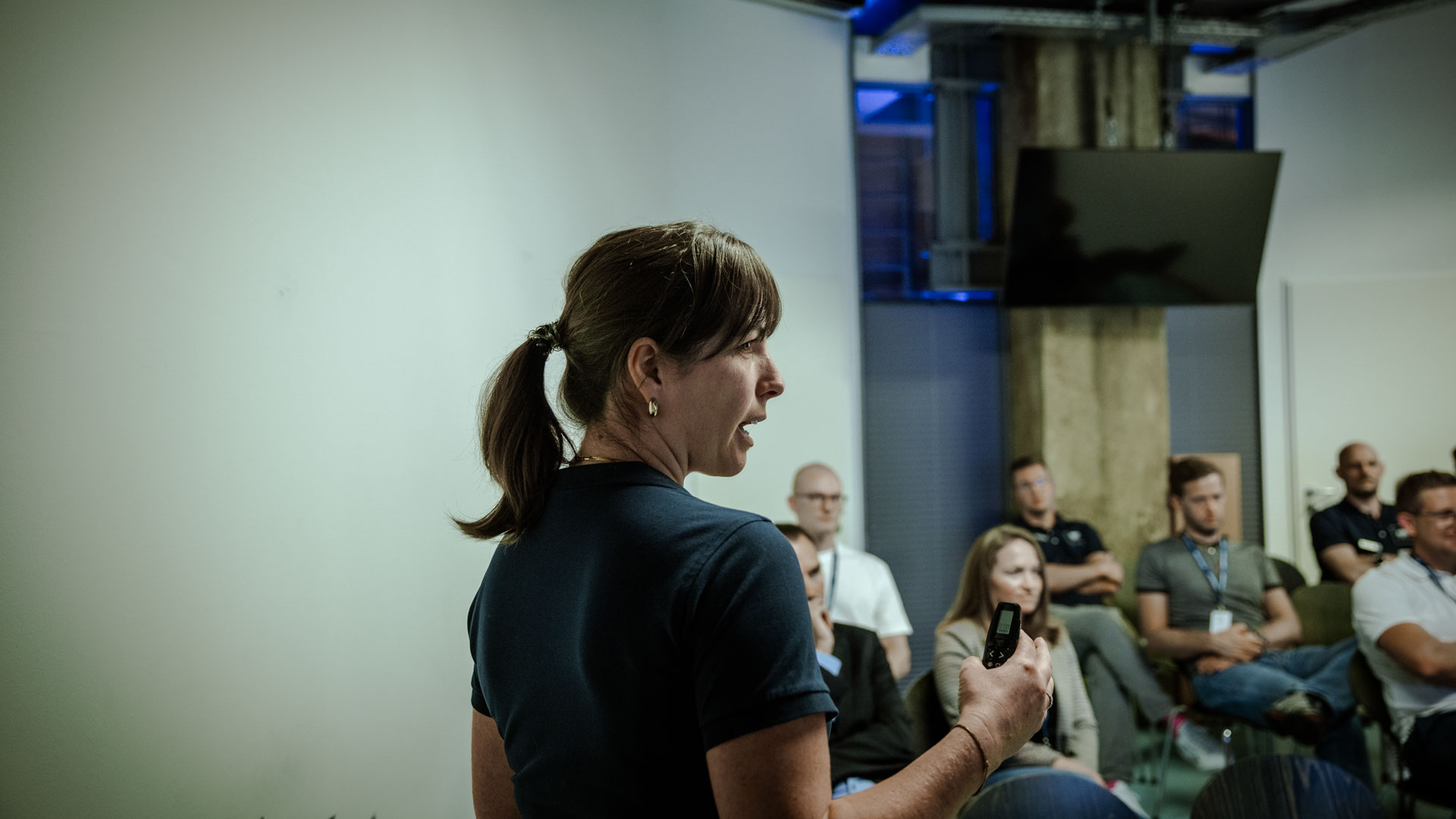 Bild aus einer Breakout-Session. Speakerin und Teilnehmer im Austausch.